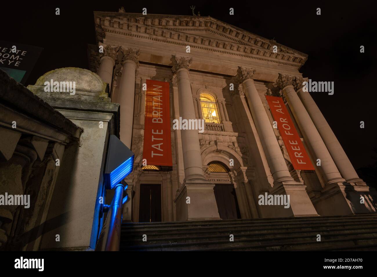 Londra/UK - 18 Ott 2020: Vista sull'ingresso della galleria d'arte Tate Modern di notte Foto Stock