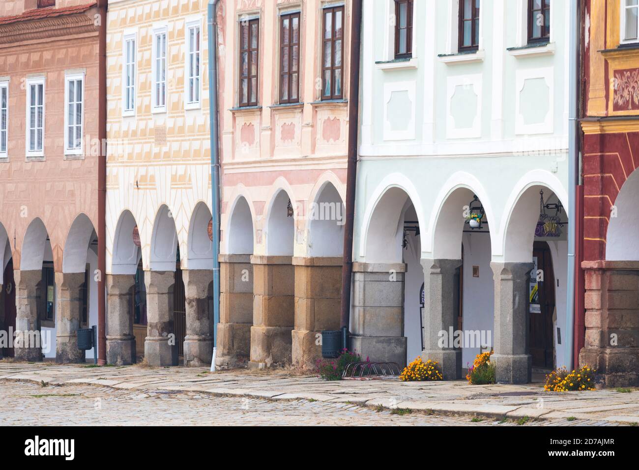 Case tradizionali sulla piazza principale di Telc, Moravia meridionale, Repubblica Ceca. Sito patrimonio dell'umanità dell'UNESCO. Piazza cittadina in Telc con rinascita e barocco Foto Stock