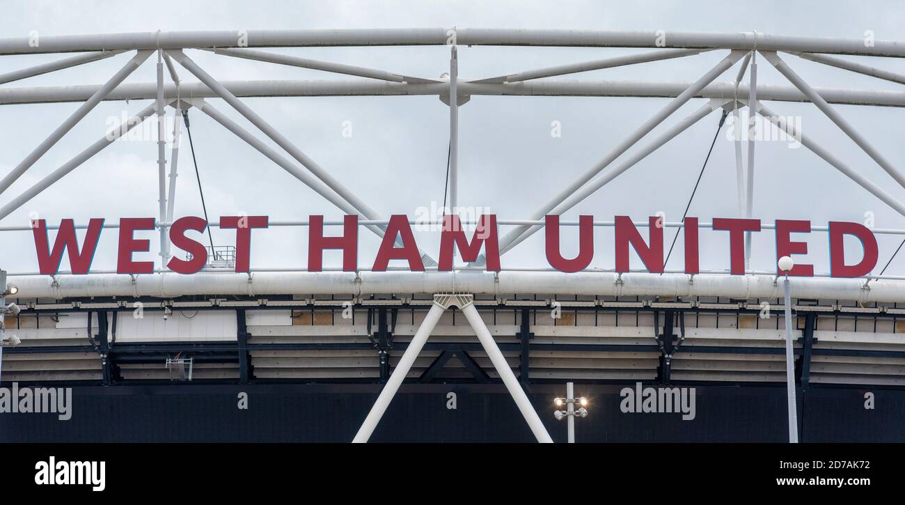 Londra, Regno Unito. 17 Ott 2020. Un cartello sul London Stadium, sede del West Ham United Football Club. Credit: Dave Rushen/SOPA Images/ZUMA Wire/Alamy Live News Foto Stock