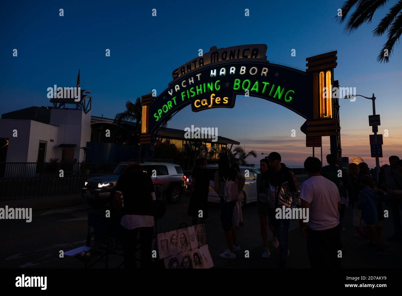 Folla al Gate Way per il molo di notte con la folla. Santa Monica, Los Angeles, California, Stati Uniti d'America, Stati Uniti Foto Stock