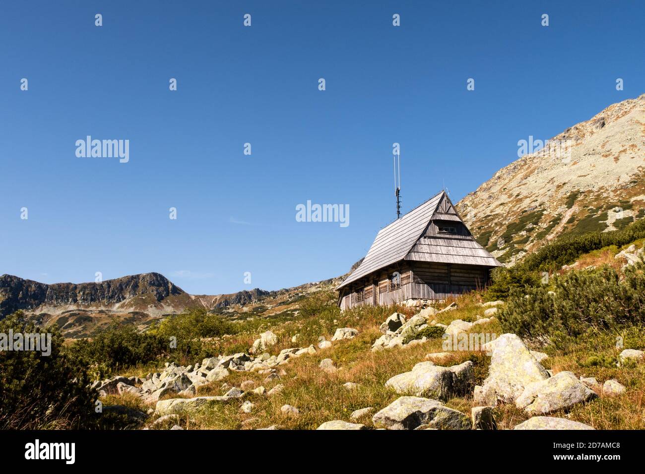 Capanna di montagna in legno su una radura in cinque stagni polacchi Valle in Tatra Montagne, Polonia. Foto Stock