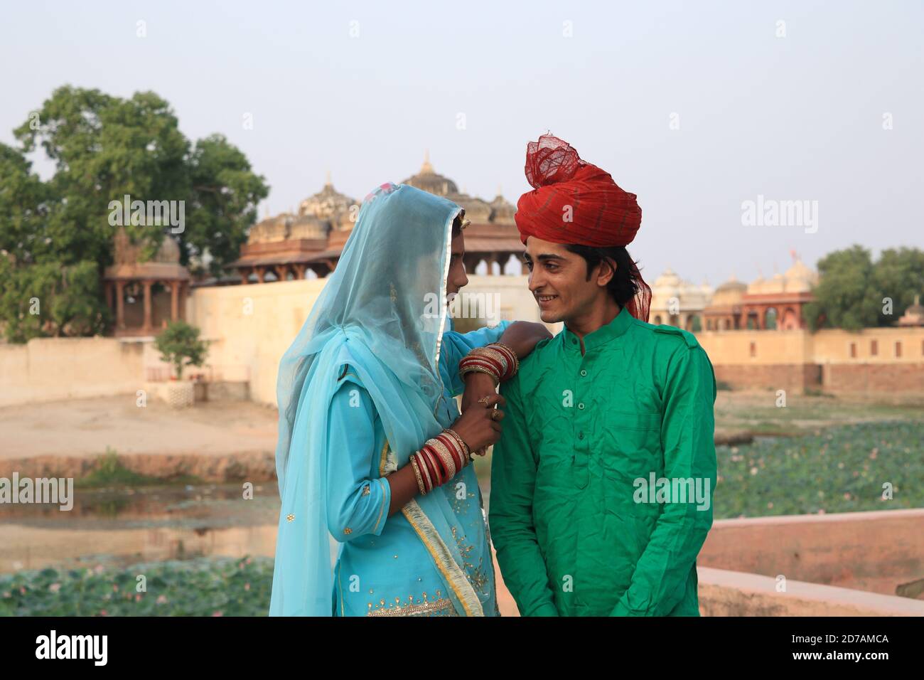 Coppia tradizionale rajasthani e gatto domestico. Foto Stock