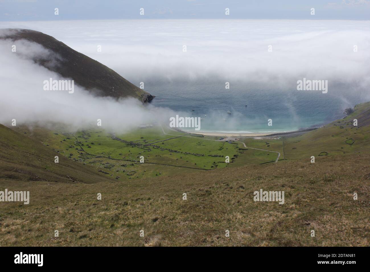 Vista su Village Bay, Hirta, St. Kilda. Le isole erano circondate da una nebbia di mare al tempo. Foto Stock