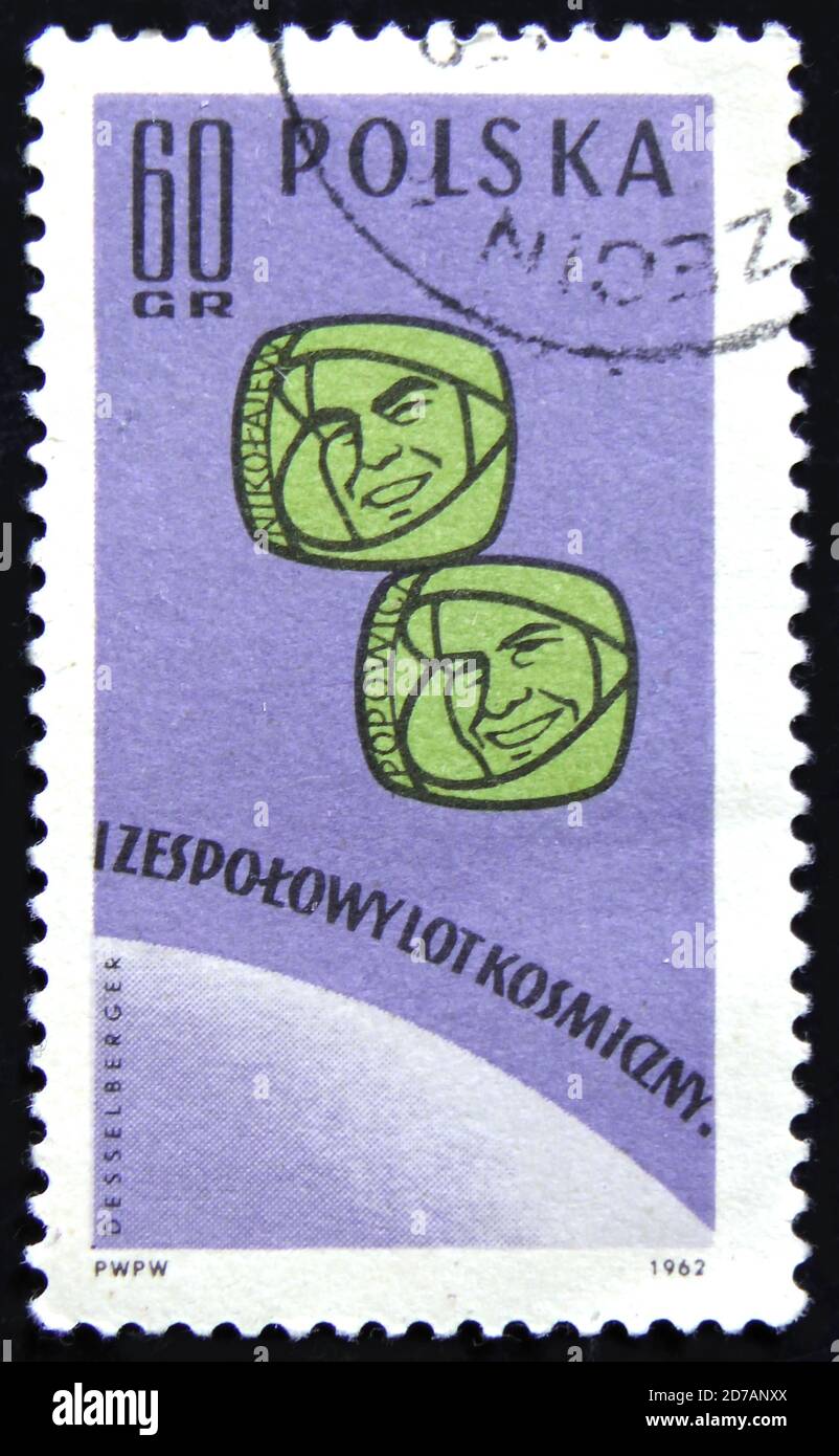MOSCA, RUSSIA - 2 APRILE 2017: Un francobollo stampato in Polonia mostra cosmonauti A. Nikolaev e P. Popovich, dedicati al primo volo spaziale di gruppo, Foto Stock