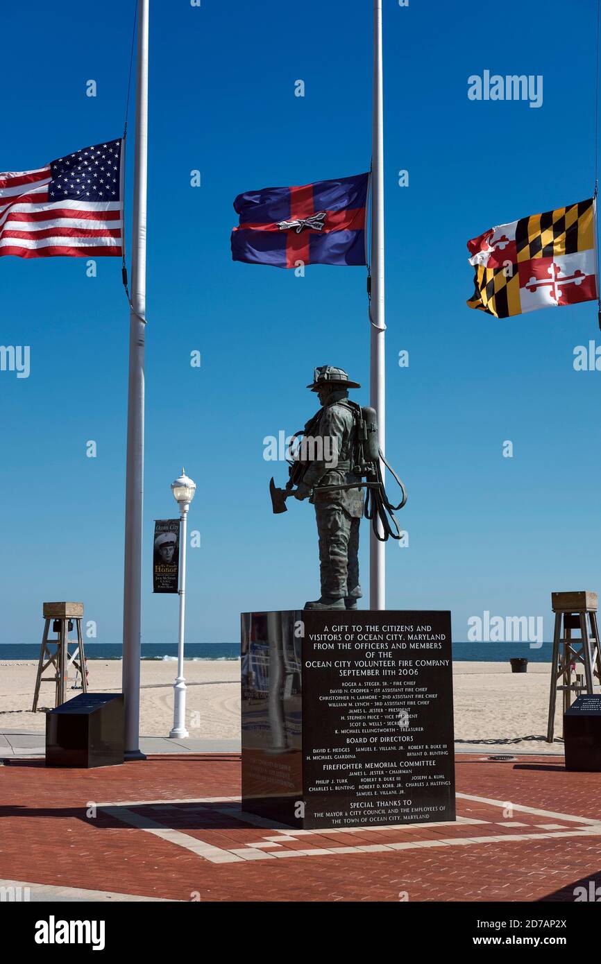 Una statua commemorativa sul lungomare di Ocean City, MD, onora i vigili del fuoco caduti durante l'attacco terroristico del 11 settembre 2001. Foto Stock