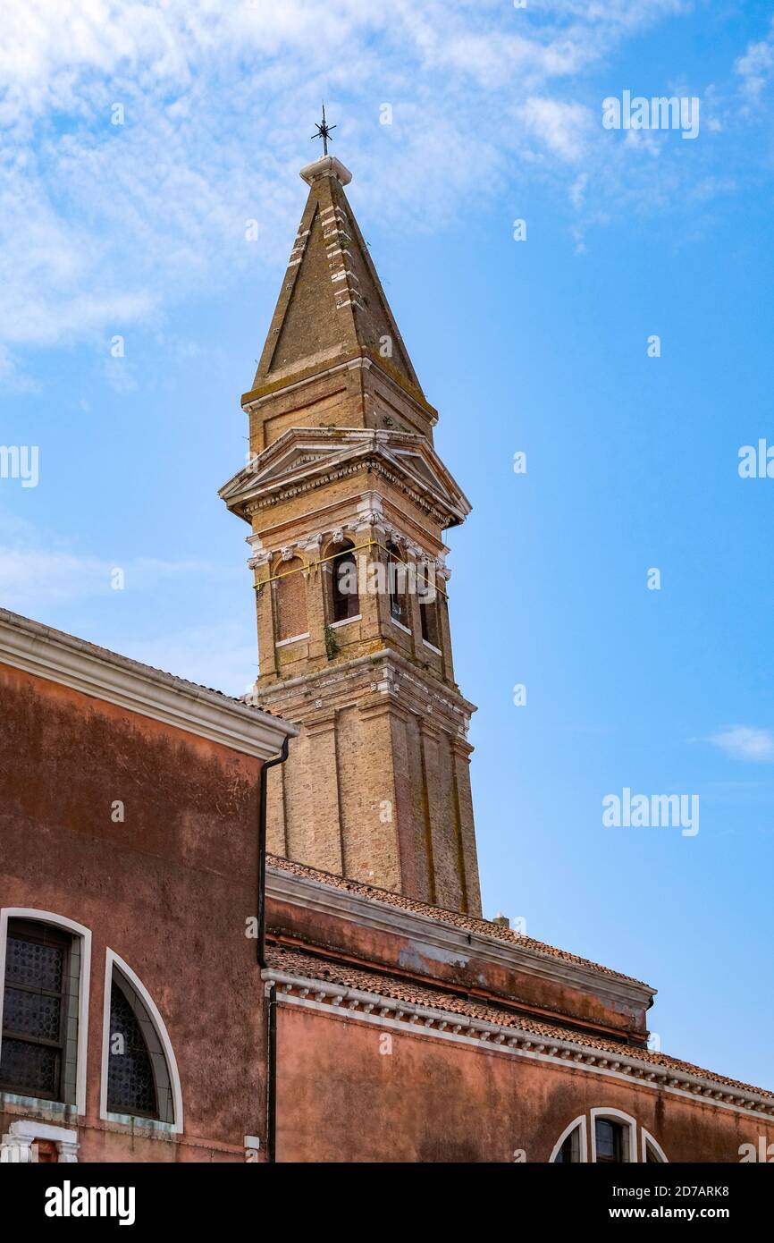 La Torre Pendente della Chiesa di San Martino Vescovo, con luminose e colorate Case Veneziane lungo il canale dell'Isola di Burano - Venezia, Veneto, Italia - Sceni Foto Stock