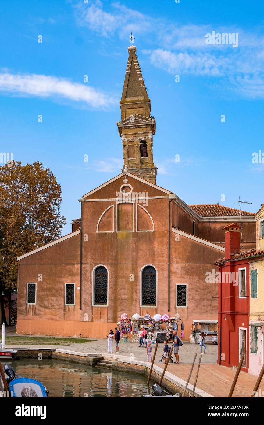 La Torre Pendente della Chiesa di San Martino Vescovo, con luminose e colorate Case Veneziane lungo il canale dell'Isola di Burano - Venezia, Veneto, Italia - Sceni Foto Stock