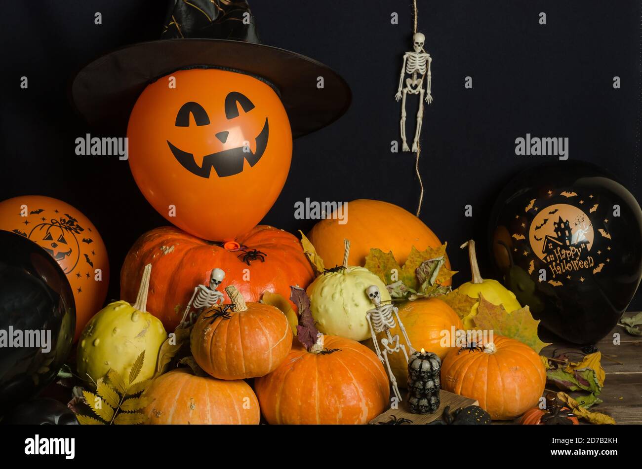 Composizione di Halloween, zucche e palloncini su sfondo nero. Decorazione domestica di Halloween Foto Stock