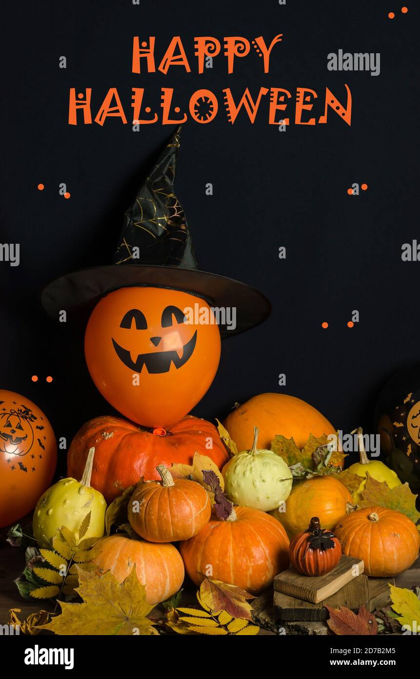 Sfondo di Halloween, zucche e palloncini su sfondo nero con l'iscrizione Happy Halloween. Foto Stock