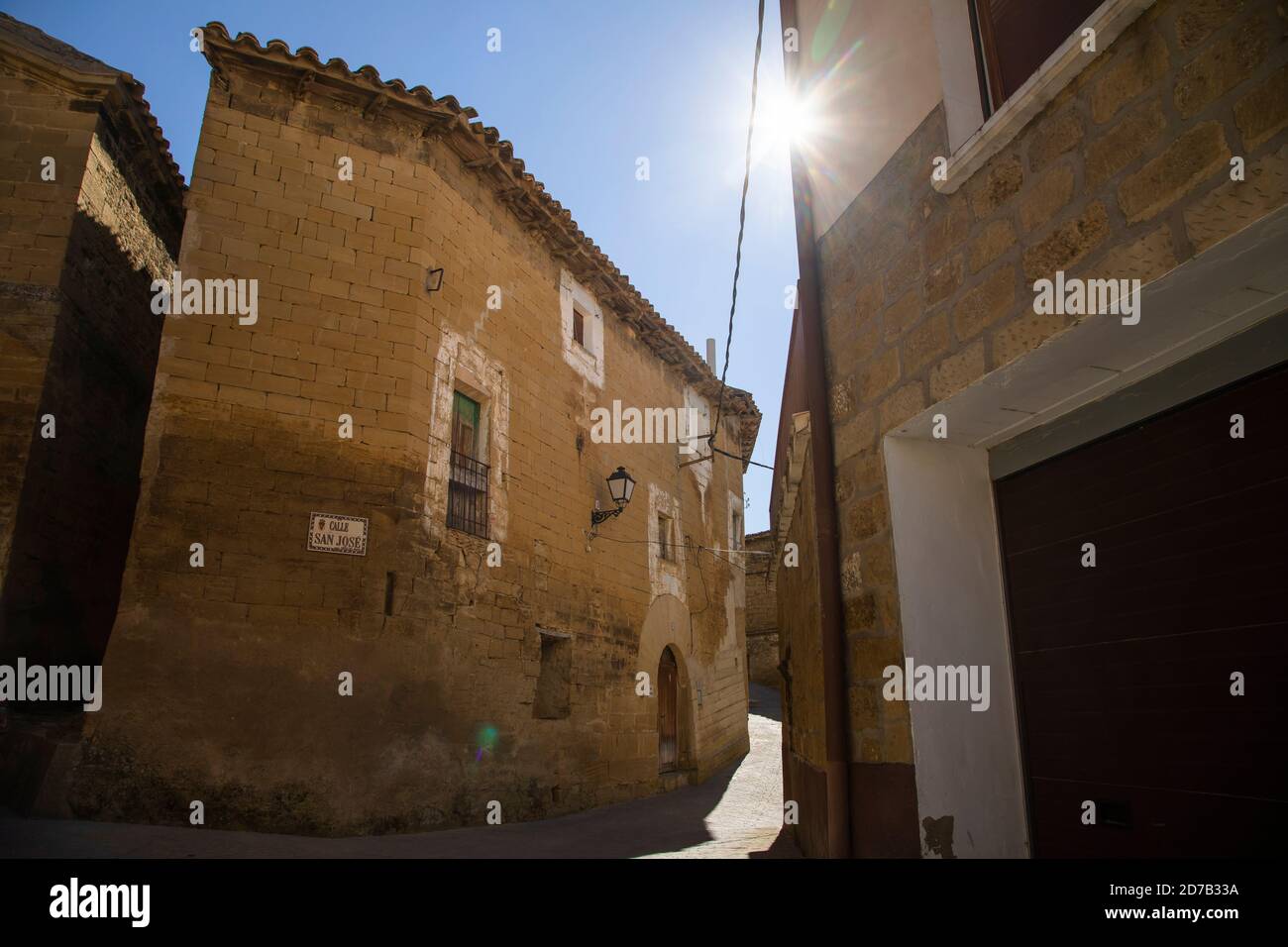 Pittoresche strade con edifici medievali, nella piccola città di Ores, nella regione di Cinco Villas, Aragon, Spagna. Foto Stock