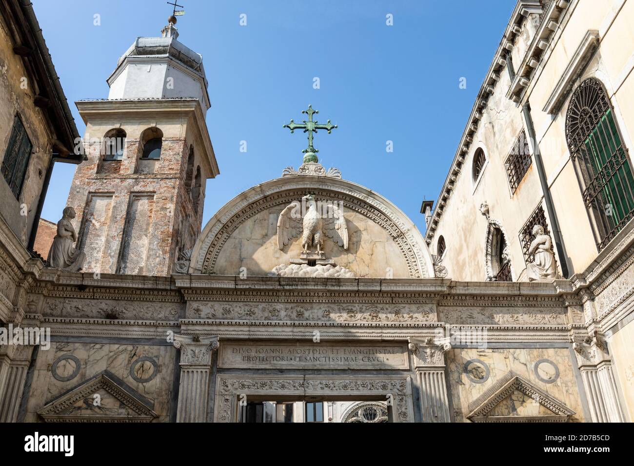 La facciata decorativa della Scuola Grande di San Giovanni Evangelista a San Polo, Venezia Foto Stock
