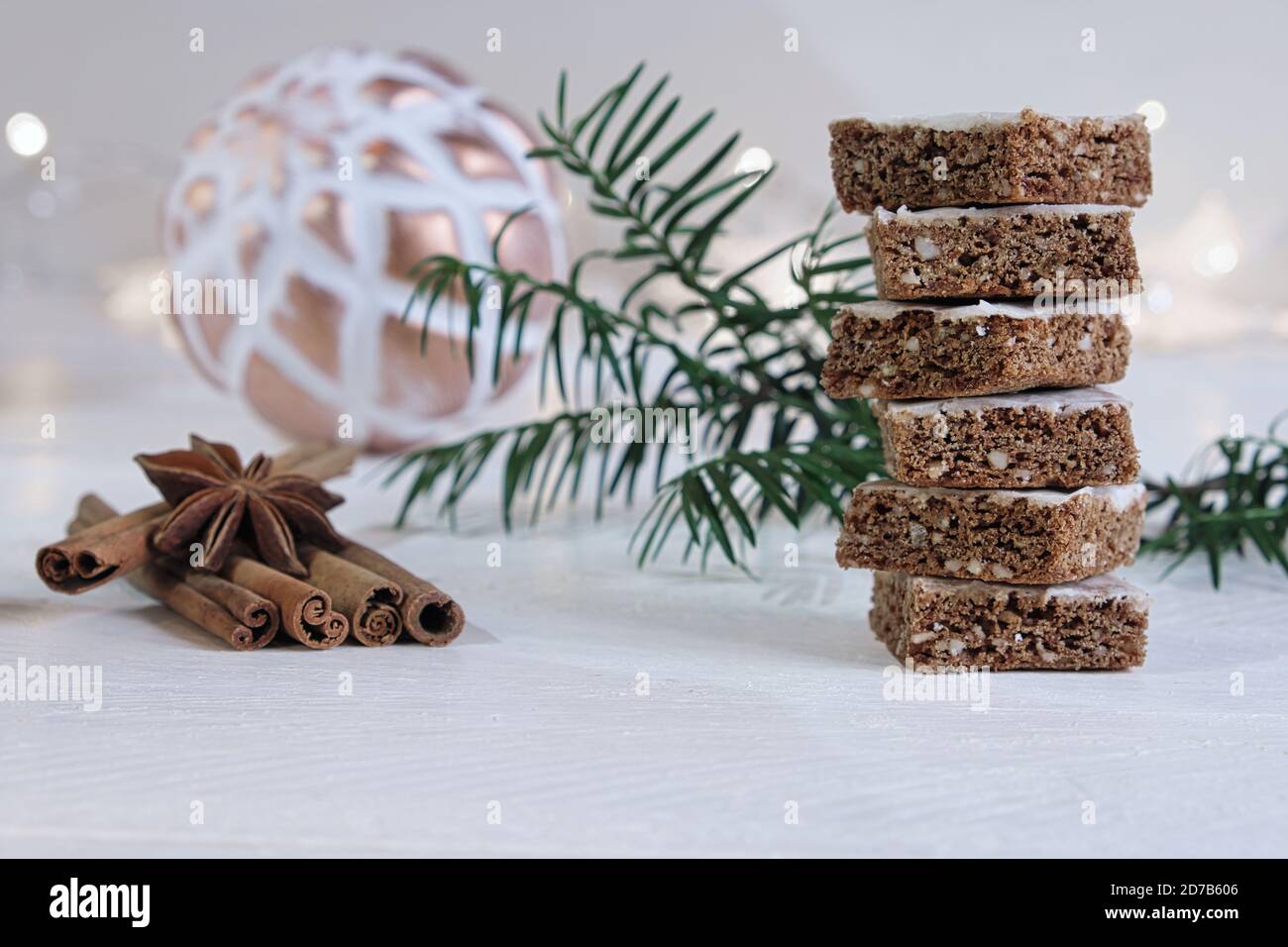 Avvento e Natale umore, torta al miele impilata, splendidamente decorato su un tavolo di legno bianco sullo sfondo una palla di natale bianco e luce Foto Stock