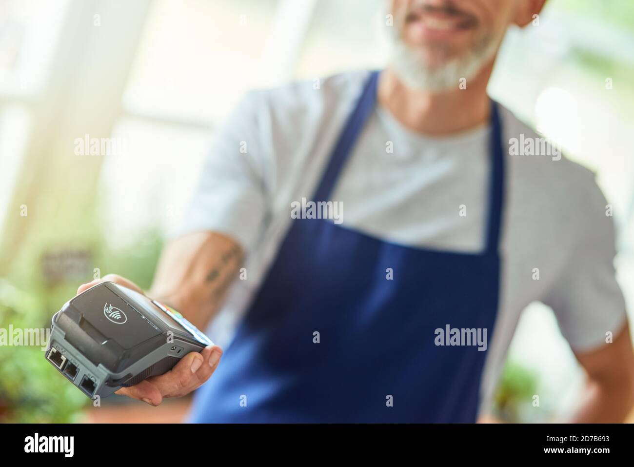 Terminale a pagamento in mano maschio Foto Stock