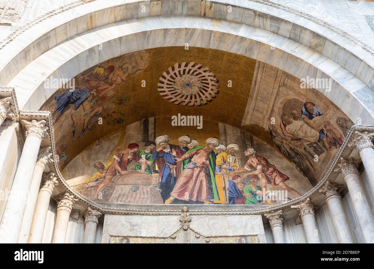 Rubare il mosaico del corpo di San Marco sopra la porta della facciata Basilica di San Marco in Piazza San Marco, Venezia, Italia Foto Stock