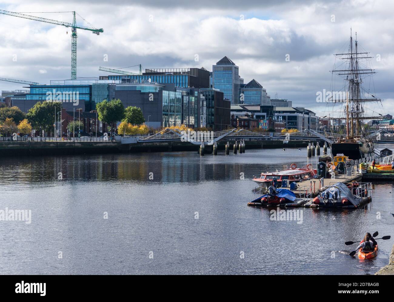 Dublino, Irlanda, con kayak sul fiume Liffey, la carestia barca a vela e la sede della banca Ulster in vista. Foto Stock