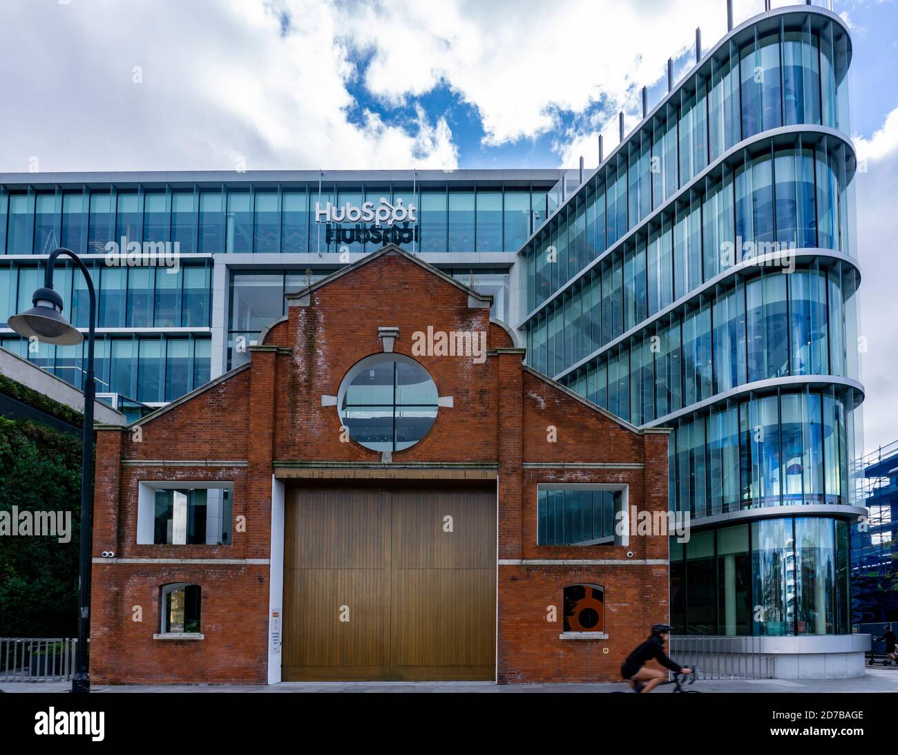 Il moderno edificio degli uffici di Hublspot Irlanda, con il vecchio fronte in mattoni rossi mantenuto. Hublspot sviluppa software di marketing, vendita e assistenza clienti Foto Stock