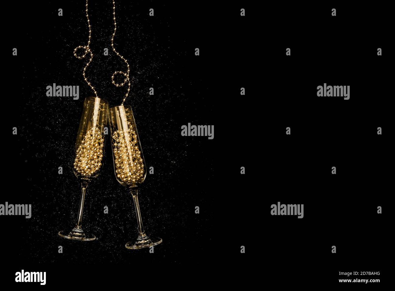 Bicchieri con champagne su sfondo nero. Festa di Natale e Capodanno Foto Stock