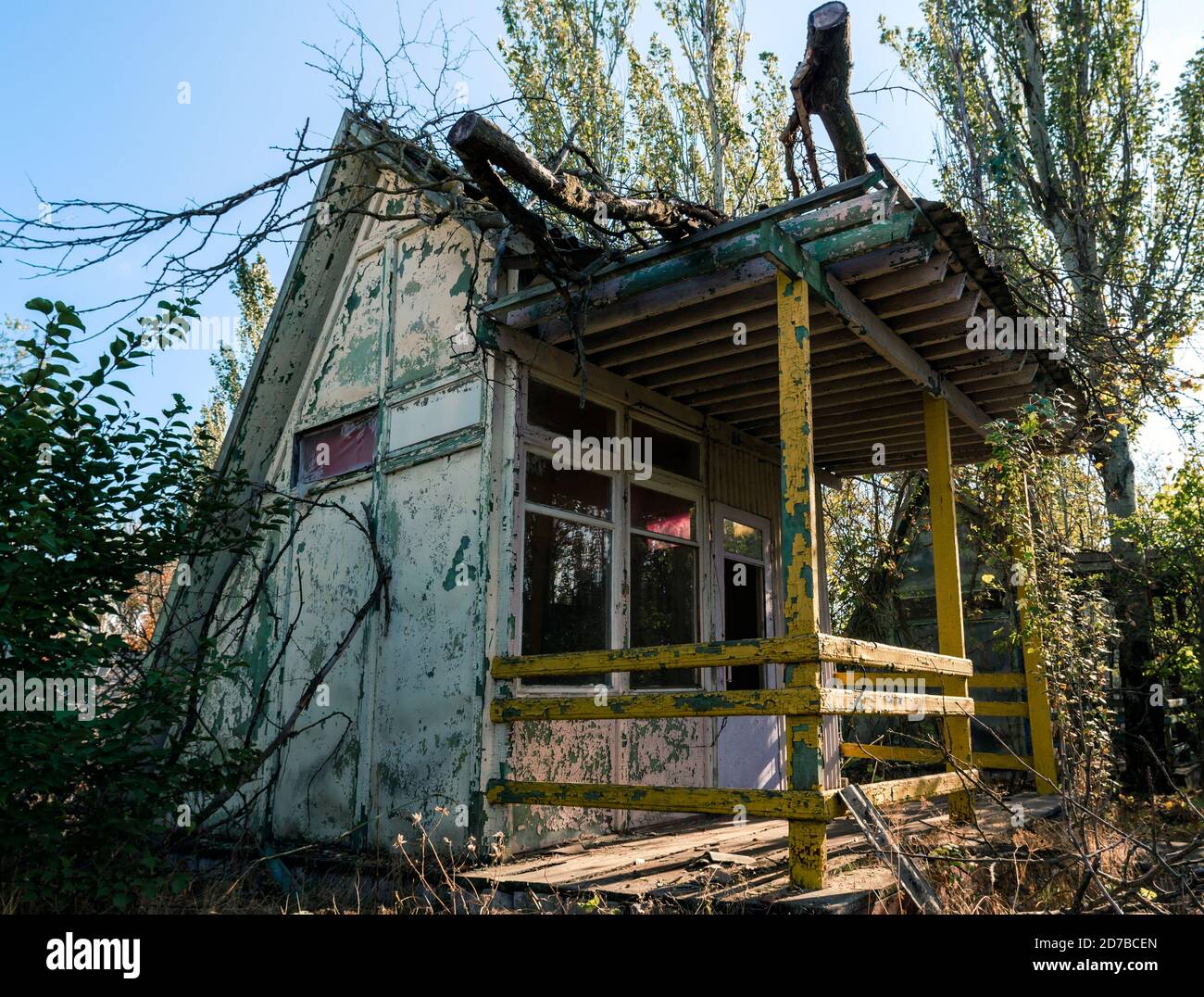 Vecchia casa di villaggio di legno abbandonato in Ucraina in autunno Foto Stock