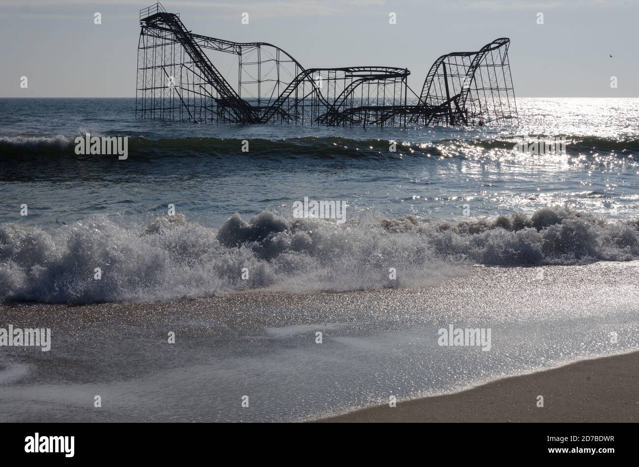 Una montagne russe si trova nell'Oceano Atlantico dopo che un molo è crollato dopo l'uragano Sandy. Colpo di sabbia il 29 ottobre 2012. Foto di Liz Roll Foto Stock