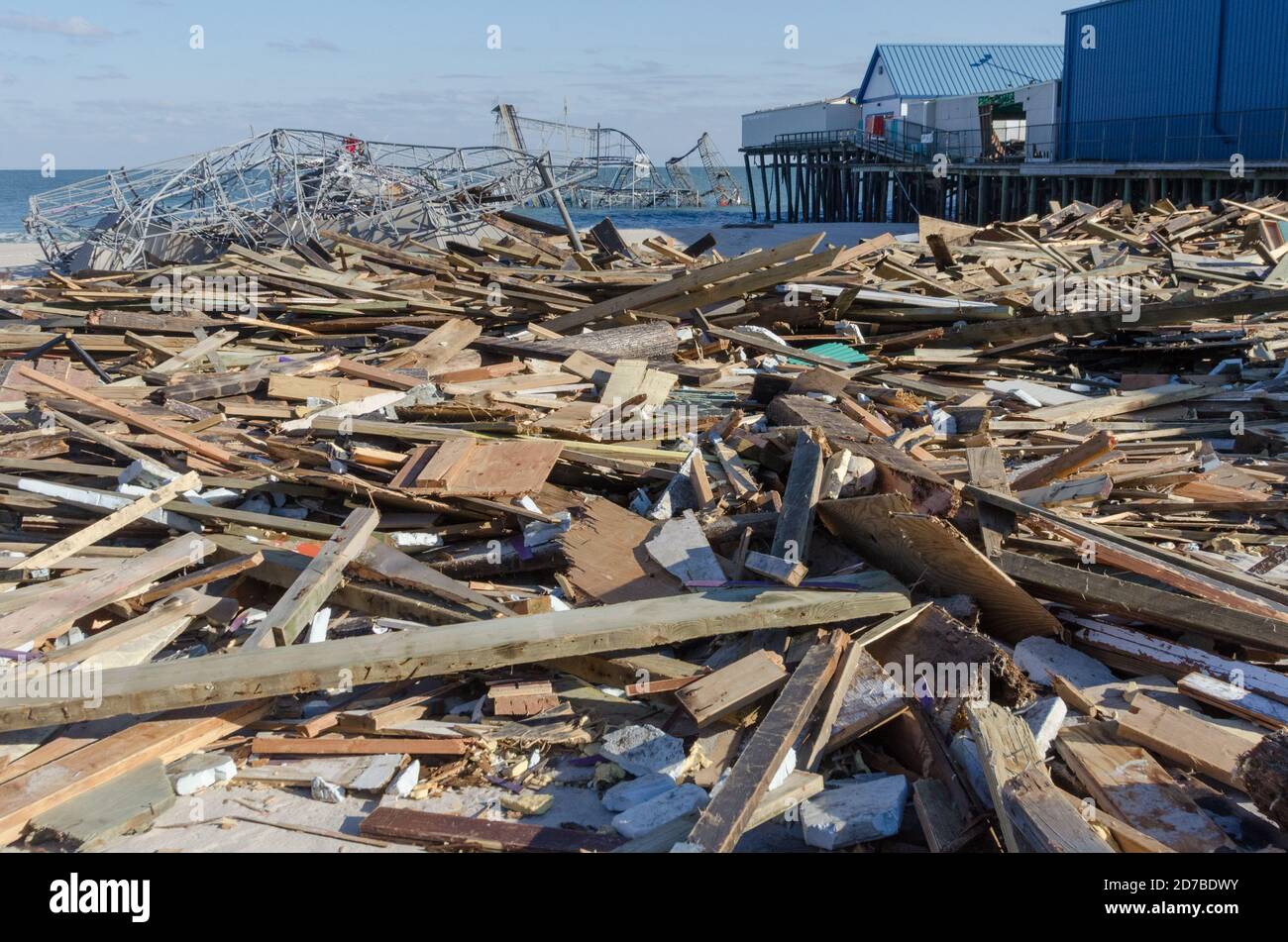 Seaside Heights, NJ, 11/5/12 -- quando l'uragano Sandy è venuto a terra ha rotto la passerella qui e ha lasciato le montagne russe nell'oceano. Co. Pulizia Foto Stock