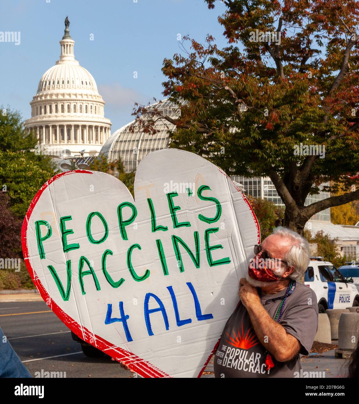 Washington, DC, USA, 21 ottobre 2020. Nella foto: Un protetore tiene un cartello che sostiene l'accesso al vaccino covid-19 per tutti al Free The Vaccine Funk Rally, sullo sfondo della cupola del Campidoglio degli Stati Uniti. Il rally ha cercato di garantire che la diagnostica, le cure e i vaccini per il covid-19 siano a prezzi sostenibili e liberi per gli individui di tutto il mondo. Credit: Alison Bailey/Alamy Live News Foto Stock