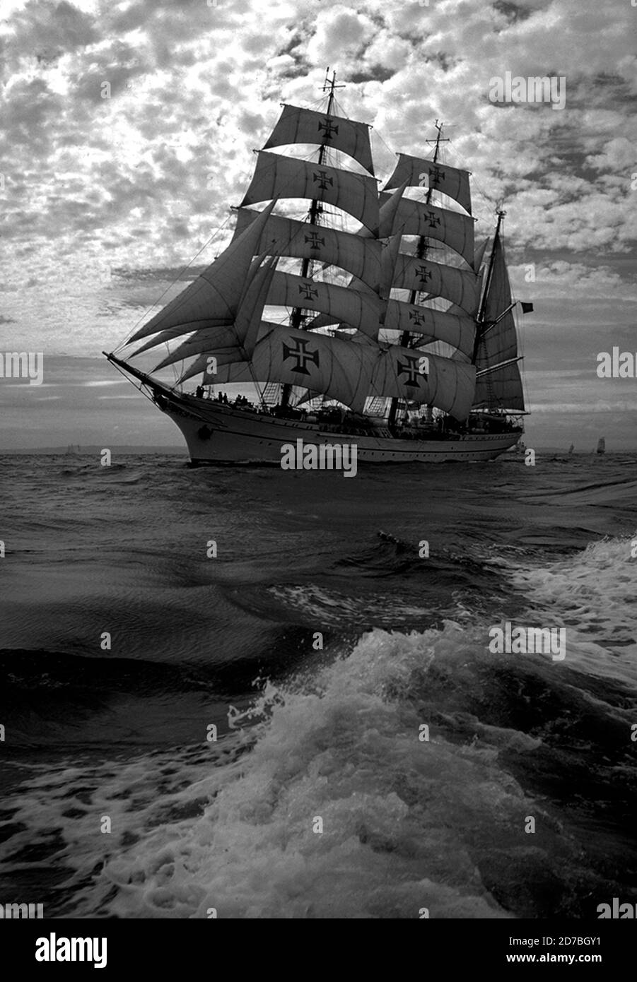 AJAXNETPHOTO. 1994. WEYMOUTH, INGHILTERRA - NAVI ALTE - LA NAVE DI ADDESTRAMENTO DELLA VELA DI PORTUGEUSE SAGRES ESCE IN MARE ALL'INIZIO DELLA CORSA DELLE NAVI ALTE. FOTO:JONATHAN EASTLAND/AJAX. REF:7 98 Foto Stock
