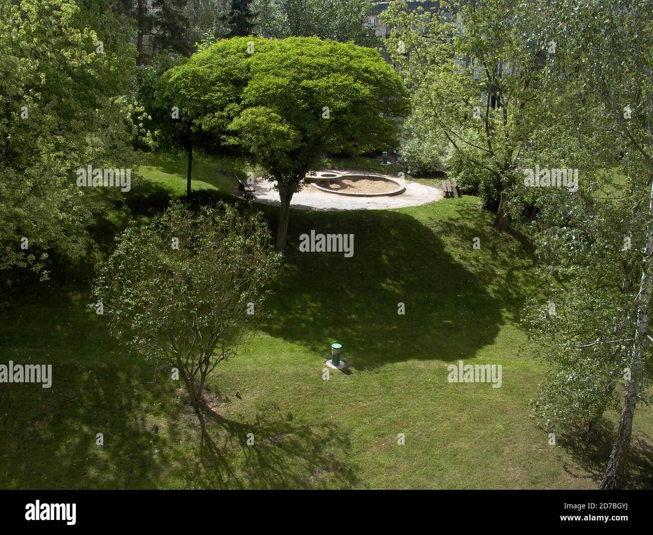 AJAXNETPHOTO. LOUVECIENNES, FRANCIA. - GIARDINO PRIVATO PER I RESIDENTI DI APPARTAMENTI IN UN DOMINIO SULLE ALTURE NORD EST DEL CENTRO VILLAGGIO CHE DOMINA IL FIUME SENNA; UNA DELLE MOLTE POSIZIONI NELLA ZONA VISITATA DA PITTORI IMPRESSIONISTI DEL 19 ° SECOLO COME ALFRED SISLEY, CAMILLE PISSARRO, AUGUSTE RENOIR E ALTRI PRIMA DELLA MODERNA RIQUALIFICAZIONE DEL PAESAGGIO. PHOTO:JONATHAN EASTLAND/AJAX REF:DLX1 20206 445 Foto Stock