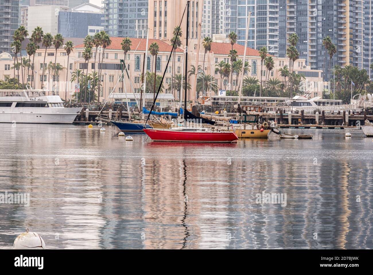 Barche ormeggiate nel porto di San Diego in una mattina estiva. San Diego, California, Stati Uniti. Foto Stock