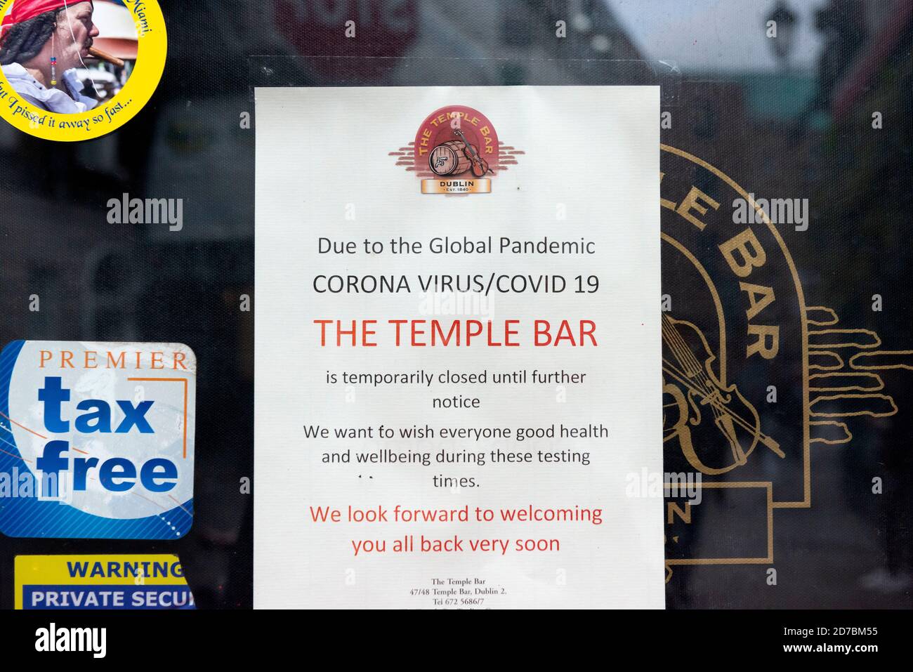 Avviso di cartello fuori dal Temple Bar Dublin chiuso per il Bar temporaneamente chiuso durante il blocco Irlanda e pandemia globale Di Coronavirus Covid 19 Foto Stock