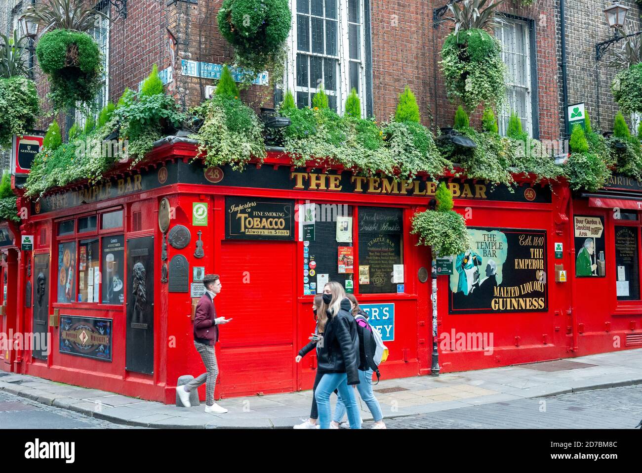 Covid Irlanda persone con maschere al Temple Bar chiuso Dublino durante il blocco Irlanda a causa della pandemia globale di Coronavirus Covid 19 focolaio Foto Stock