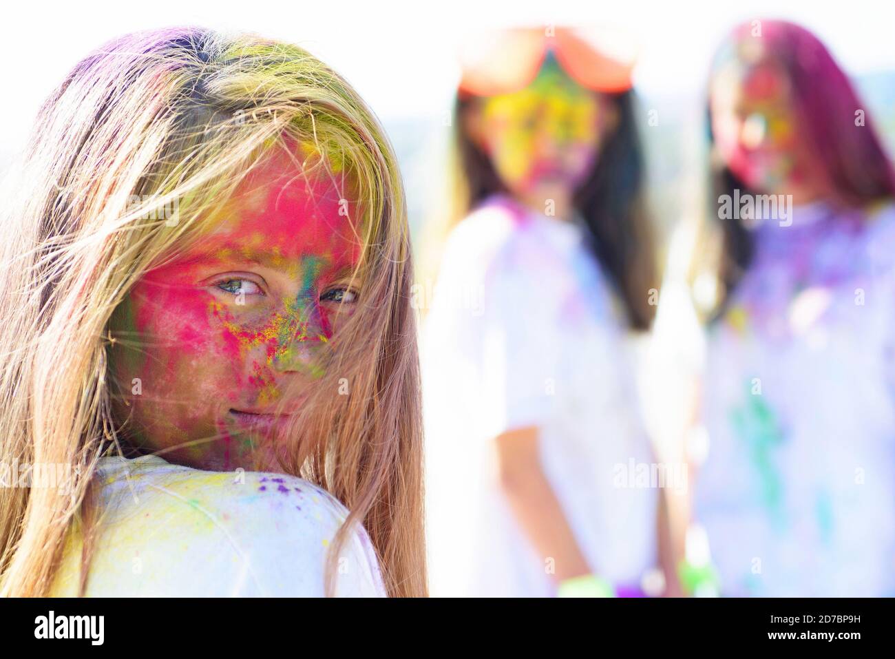 positivo e allegro. coloratissimo trucco con vernice al neon. bambini con creatività body art. festa giovanile di moda. Ottimista. Vibrazioni primaverili. Ragazze pazzo hipster Foto Stock