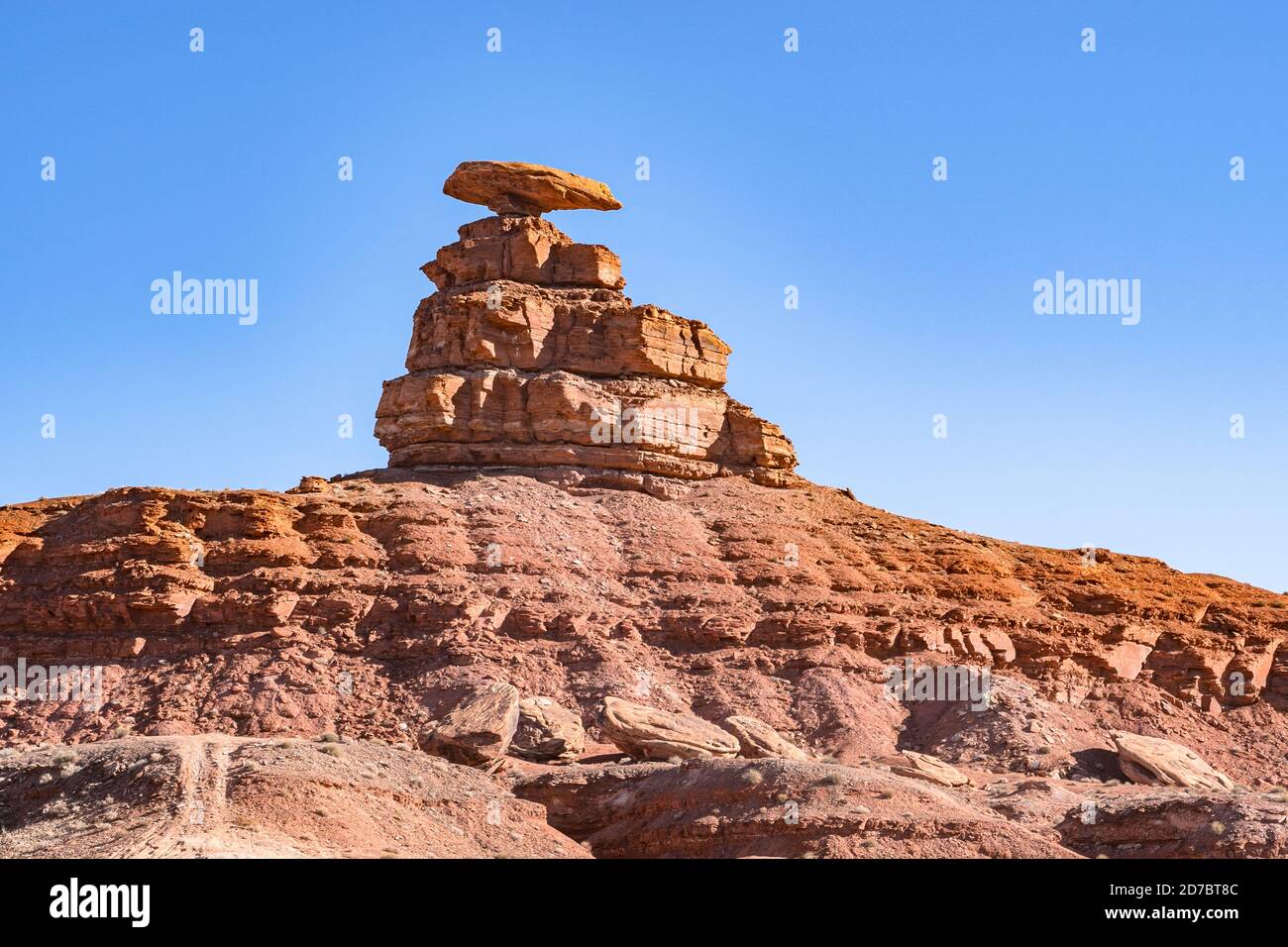 Equilibratura formazione di roccia rossa chiamato Mexican Hat in Monument Valley, Utah Foto Stock