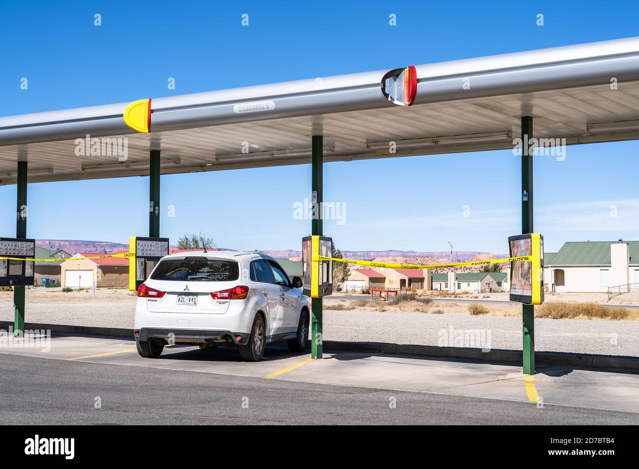 Social distancing per le auto al ristorante Sonic drive-in durante Covid-19 pandemia Foto Stock