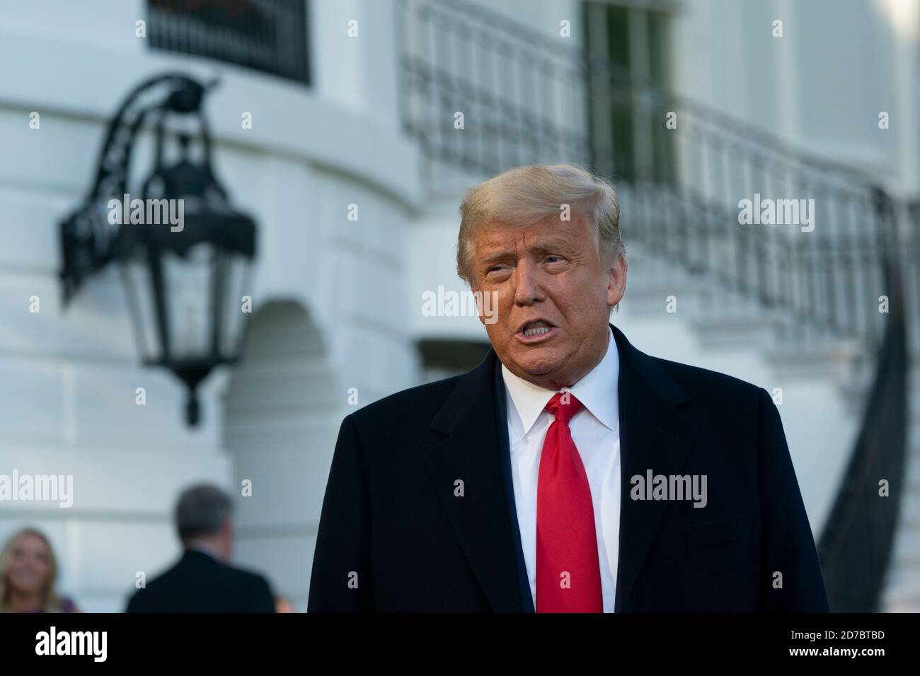 Il presidente degli Stati Uniti Donald J. Trump fa osservazioni ai media quando lascia la Casa Bianca in viaggio verso un evento politico a Gastonia, Carolina del Nord, mercoledì 21 ottobre 2020.Credit: Chris Kleponis/Pool via CNP | utilizzo in tutto il mondo Foto Stock