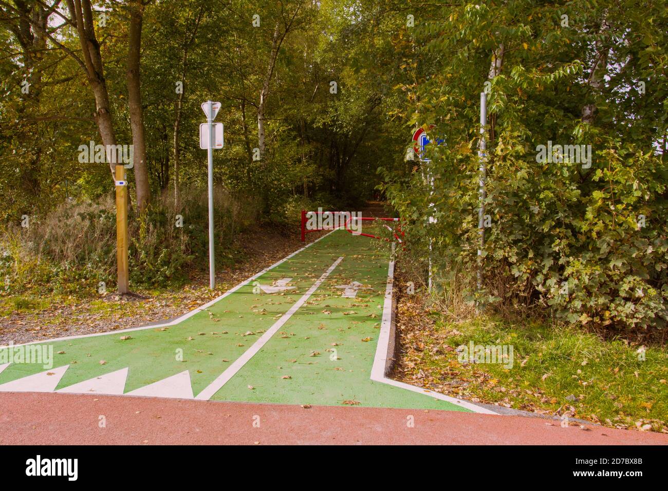 Le Ravel est une Initiative de la Région wallonne qui vice à réaliser un réseau d’itinéraires réservés aux piétons, ciclistes, personnes à mobilité ré Foto Stock