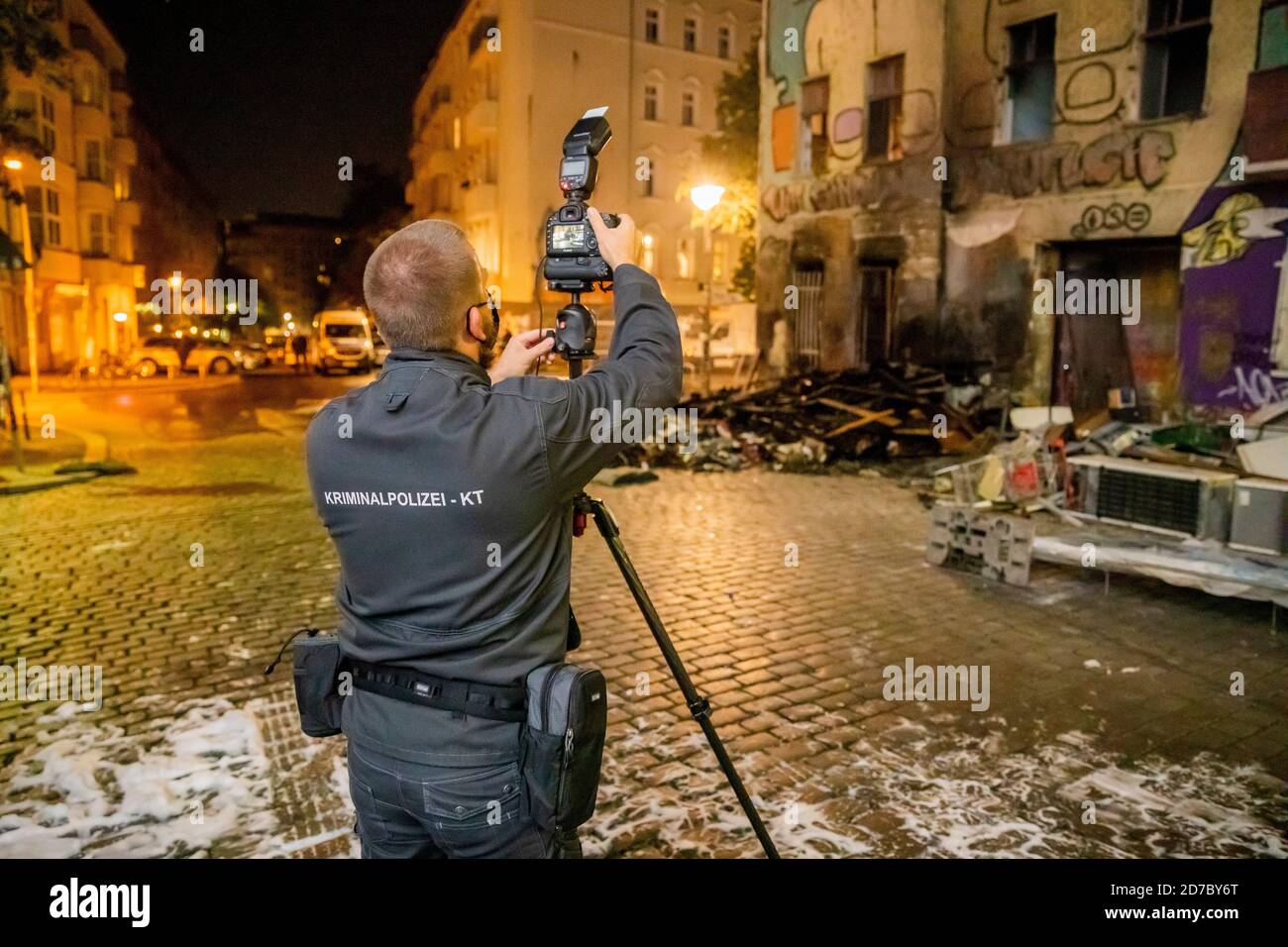 Berlino, Germania. 21 Ott 2020. Un fotografo di scena del crimine scatta foto dopo un incendio di fronte al progetto "Liebig 34". Circa dieci giorni dopo lo sfratto della casa squadrata "Liebig 34" a Berlino-Friedrichshain, vi scoppiò un incendio. Credit: Christoph Soeder/dpa/Alamy Live News Foto Stock