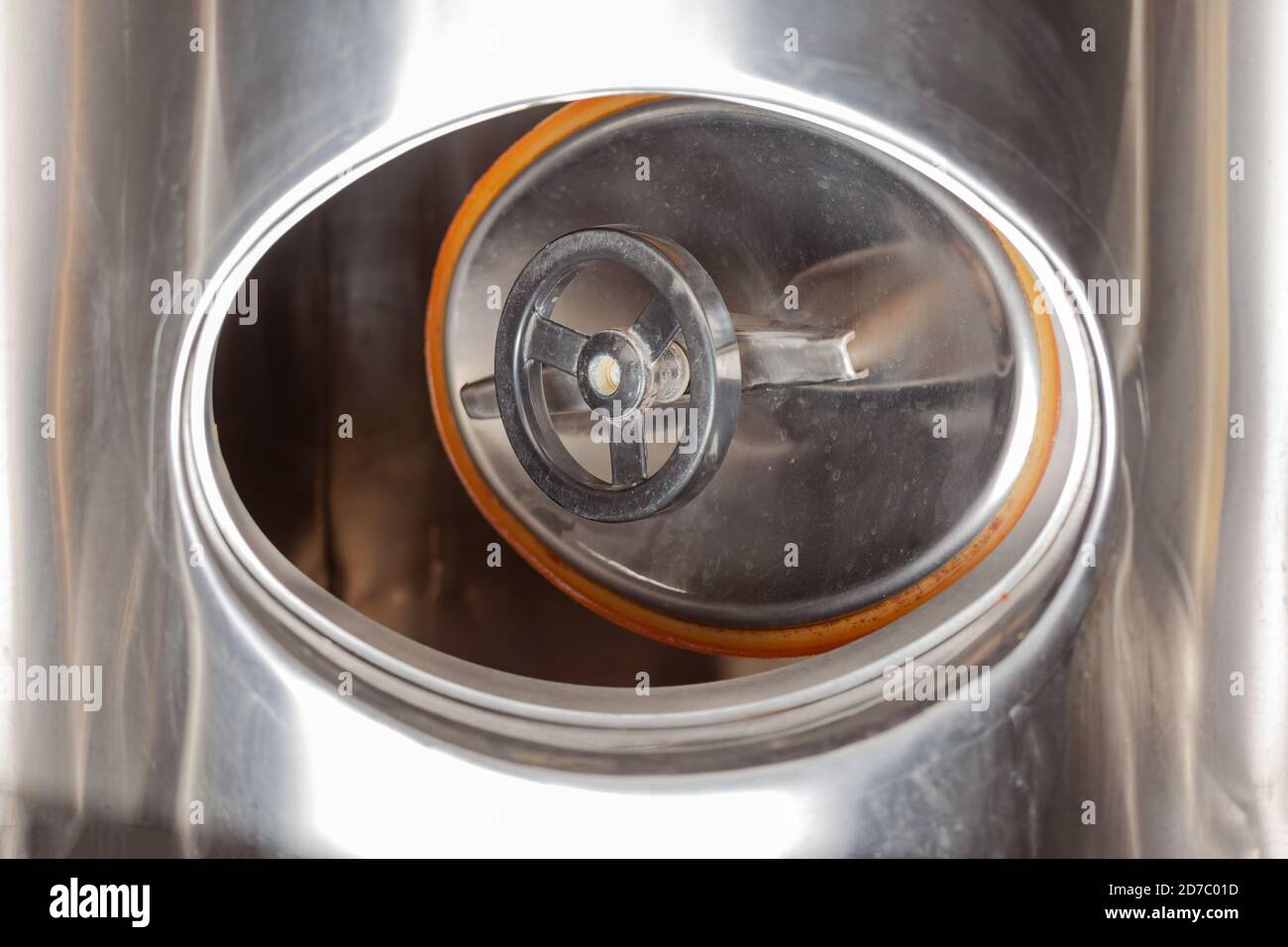 Birreria, portello aperto in un serbatoio di birra, serbatoio di fermentazione a cono cilindrico Foto Stock