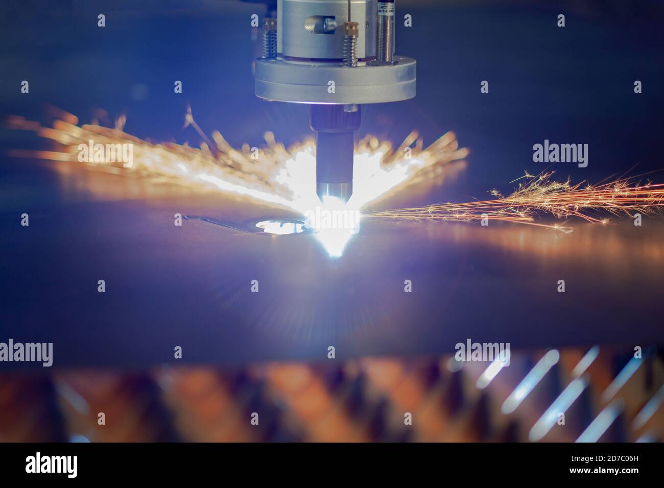 la macchina da taglio al plasma cnc taglia il metallo Foto Stock