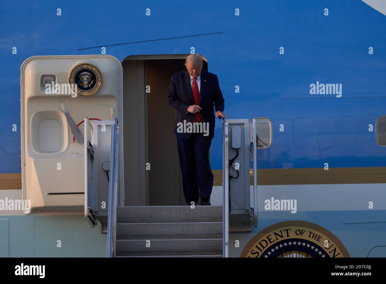 Charlotte, Stati Uniti. 21 Ott 2020. Il presidente Donald J. Trump arriva in Air Force One all'aeroporto internazionale Charlotte Douglas sulla strada per i rally di campagna a Gastonia il 21 ottobre 2020 a Charlotte, Carolina del Nord. Credit: Sanjeev Singhal/The News Access Credit: The Photo Access/Alamy Live News Foto Stock