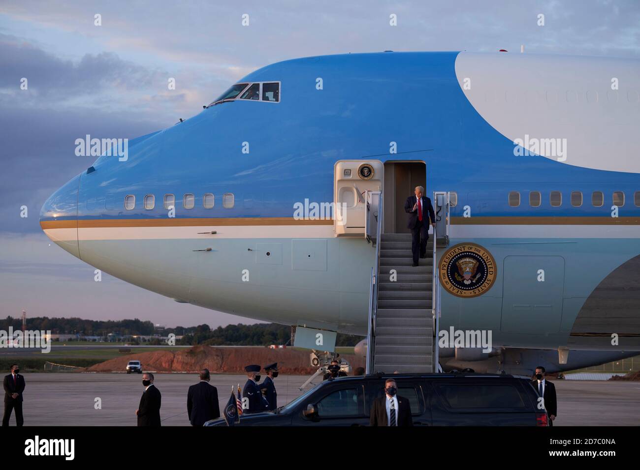 Charlotte, Stati Uniti. 21 Ott 2020. Il presidente Donald J. Trump arriva in Air Force One all'aeroporto internazionale Charlotte Douglas sulla strada per i rally di campagna a Gastonia il 21 ottobre 2020 a Charlotte, Carolina del Nord. Credit: Sanjeev Singhal/The News Access Credit: The Photo Access/Alamy Live News Foto Stock