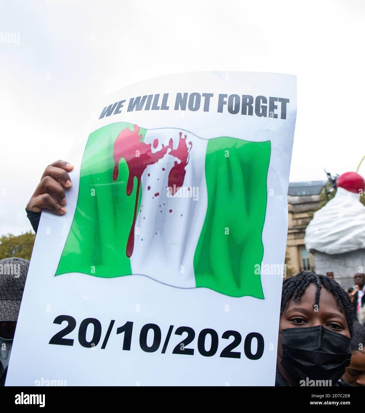 Londra, Regno Unito. 21 Ott 2020. Proteste contro le uccisioni di polizia in Nigeria dopo 12 giorni di dimostrazioni anti-polizia. Credit: Michael Tubi/Alamy Live News Foto Stock