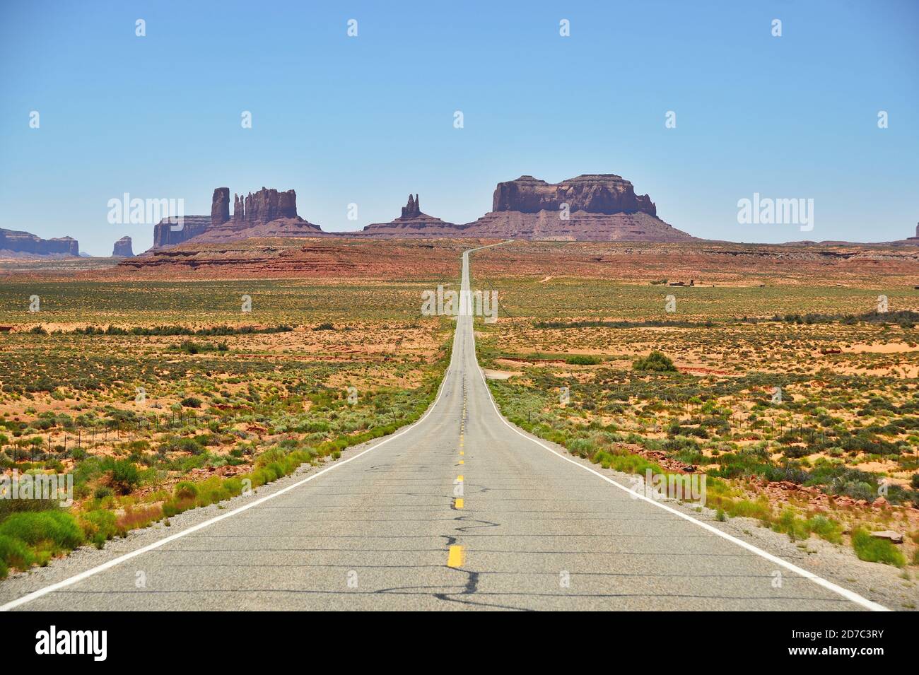 Desert Highway che conduce al Monument Valley Navajo Tribal Park, Arizona-USA Foto Stock