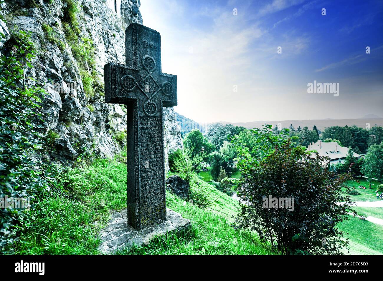 Cimitero medievale croce ai fianchi del Castello di Bran, Transilvania, Romania Foto Stock