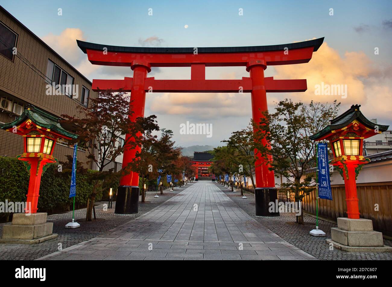Kyoto/Giappone - 2016 Nov 22 : Grande Torii rosso e' l'entrata al Santuario di Fushimi Inari. All'alba, il cielo crepuscolo è bellissimo. Questo è un tour molto popolare Foto Stock