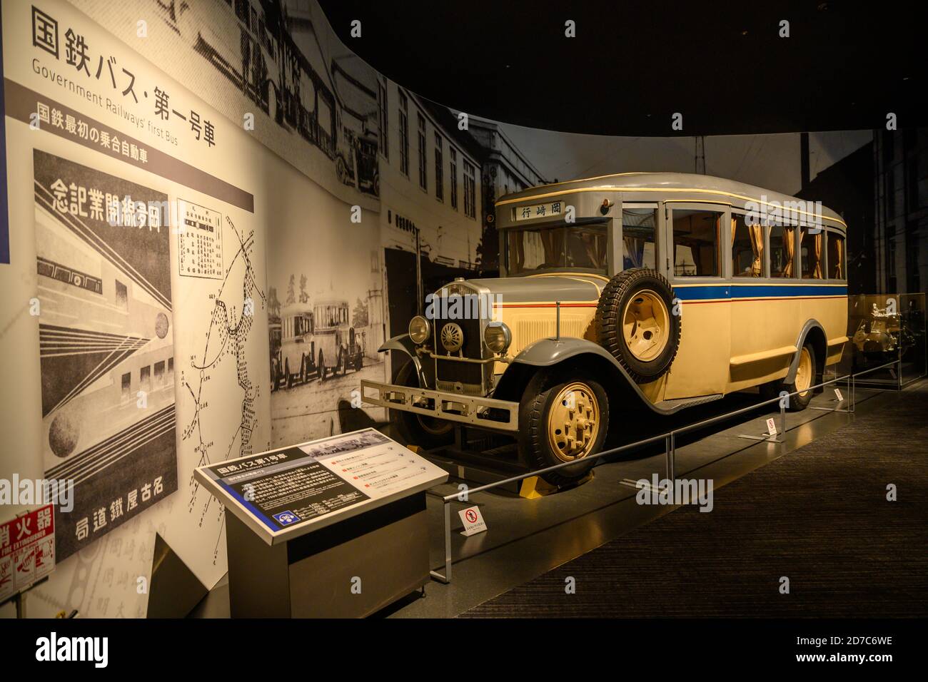 Nagoya / Giappone - Nov 26 2019 : autobus classici sono parcheggiati per i turisti per vedere l'ATThe SCMAGLEV e Railway Park è il museo ferroviario della ferrovia del Giappone centrale Foto Stock