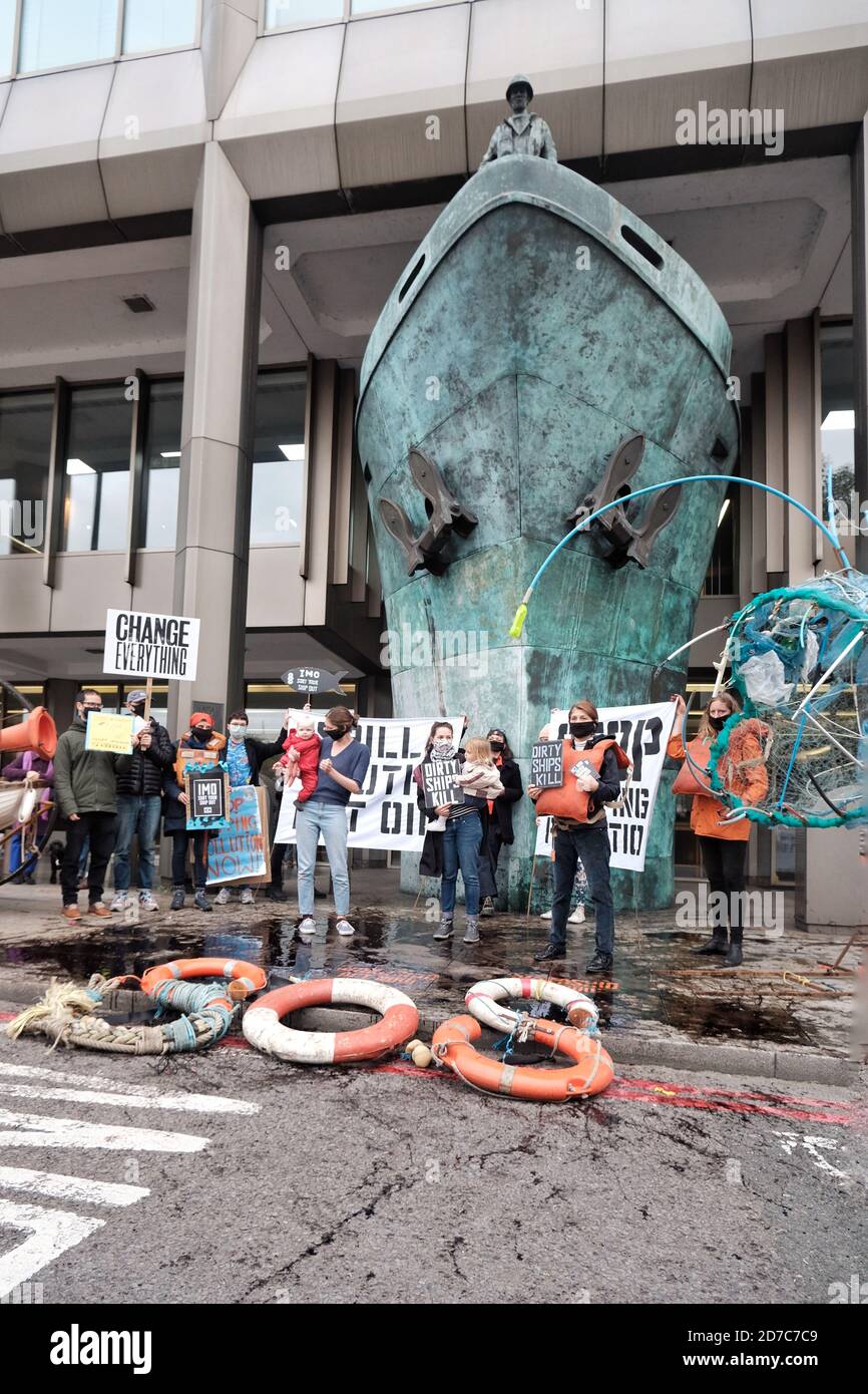 Gli attivisti della ribellione oceanica protestano a Londra per sensibilizzare al disastro petrolifero di Wakashio e all'uso di combustibili fossili nel settore navale. Foto Stock