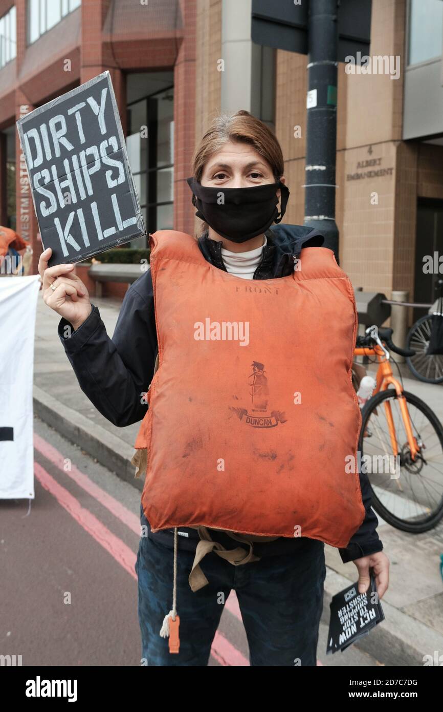 Gli attivisti della ribellione oceanica protestano a Londra per sensibilizzare al disastro petrolifero di Wakashio e all'uso di combustibili fossili nel settore navale. Foto Stock