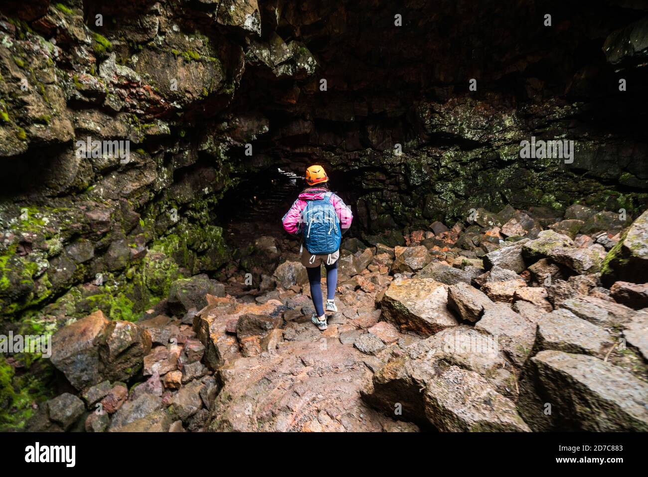 Donna viaggiatore esplorare il tunnel di lava in Islanda. Raufarholshellir è un bellissimo mondo nascosto di grotta. È una delle lava più lunghe e conosciute Foto Stock