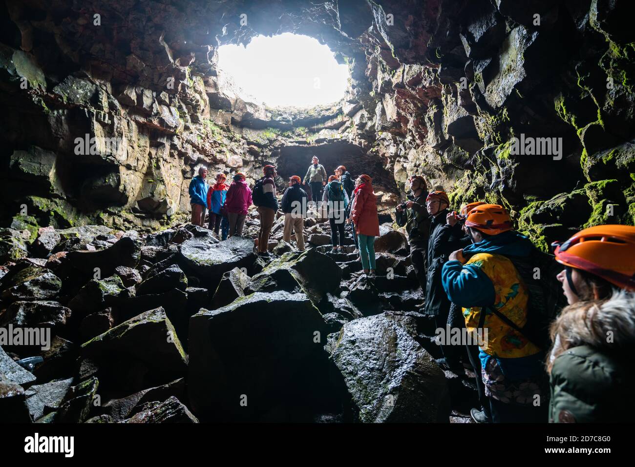 Porlakshafnarvegur, Islanda - 3 Luglio 2018: il gruppo di persone e di turisti esplorare Raufarholshellir tunnel lava grotta in Islanda. La grotta era naturalmente Foto Stock