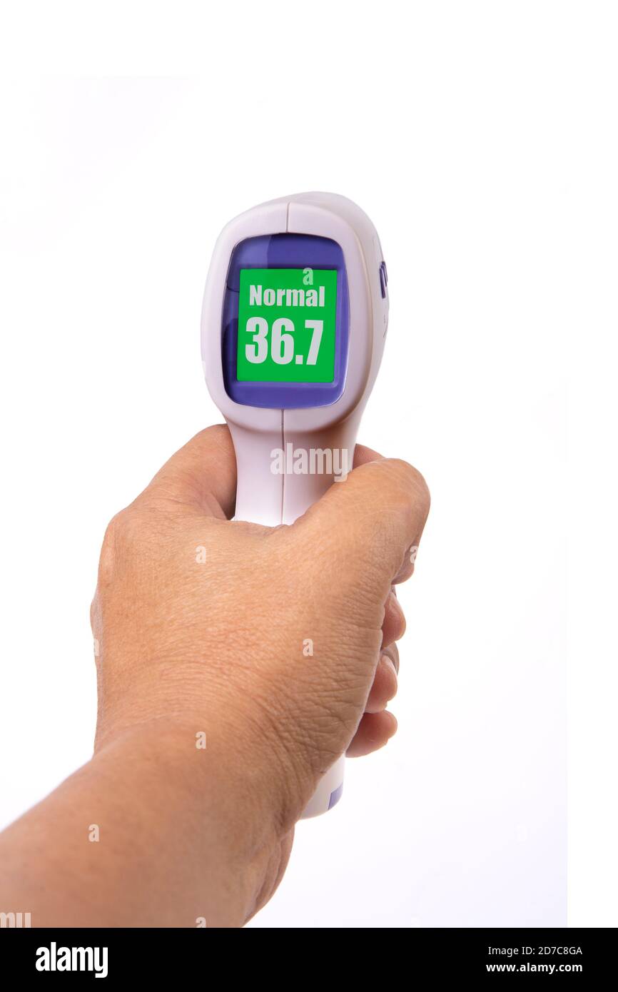 Termometro a infrarossi portatile con impugnatura che mostra la temperatura corporea su sfondo bianco. Foto Stock